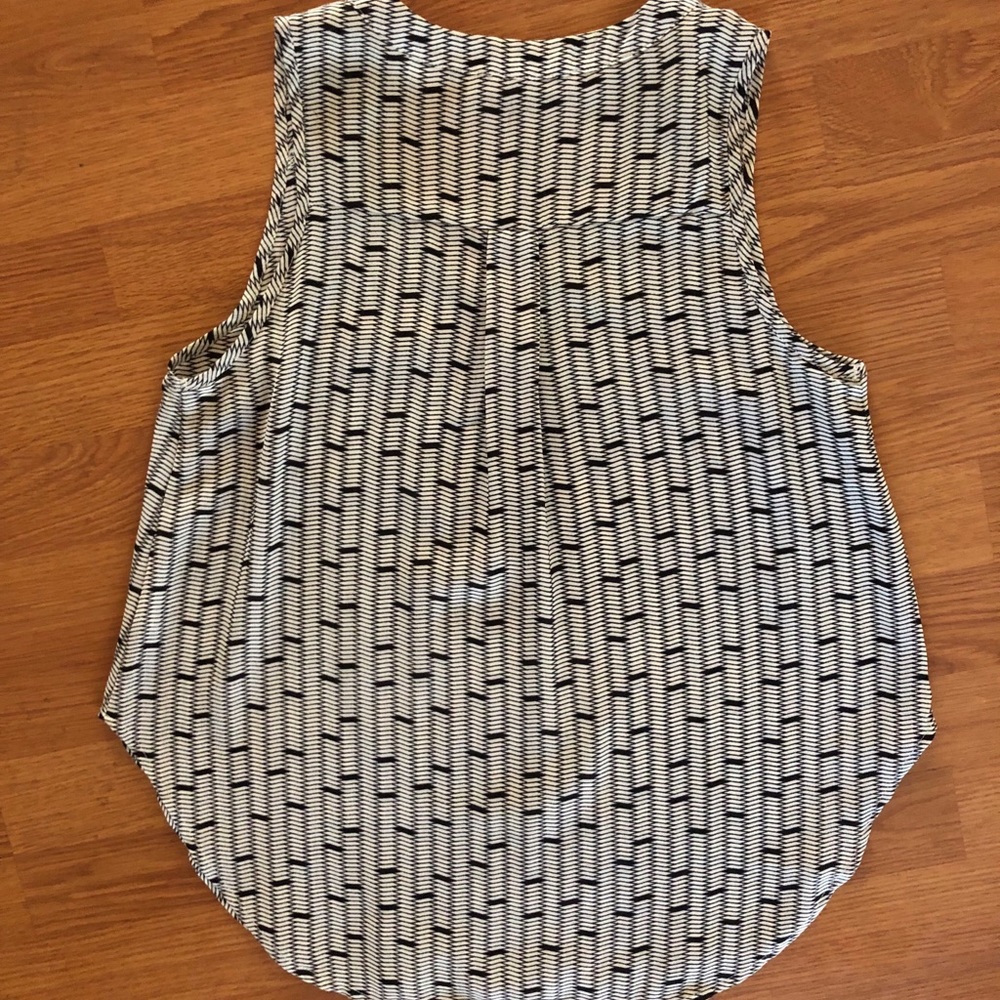 Lush Sleeveless B&W Business Casual Blouse - Picture 3 of 5